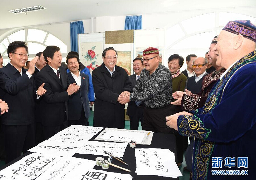 9月29日，中共中央政治局常委、全國政協(xié)主席、中央代表團團長俞正聲率中央代表團部分成員赴阿勒泰地區(qū)看望各族干部群眾。這是俞正聲來到阿勒泰地區(qū)老年人活動中心，觀看老同志書畫展，同老同志親切交談。新華社記者 高潔 攝