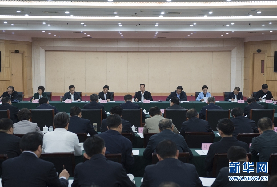 10月22日至23日，中共中央政治局常委、國務(wù)院副總理張高麗在山東調(diào)研扶貧工作情況。這是10月23日，張高麗在菏澤市主持召開扶貧工作座談會。 新華社記者 王曄 攝