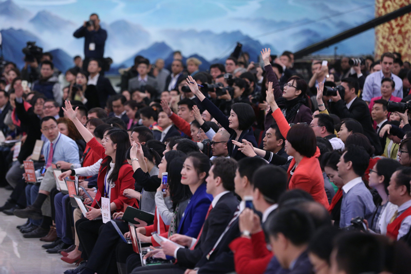 3月15日，國(guó)務(wù)院總理李克強(qiáng)在北京人民大會(huì)堂與中外記者見(jiàn)面，并回答記者提問(wèn)。這是記者舉手爭(zhēng)取提問(wèn)機(jī)會(huì)。 新華社記者 才揚(yáng) 攝