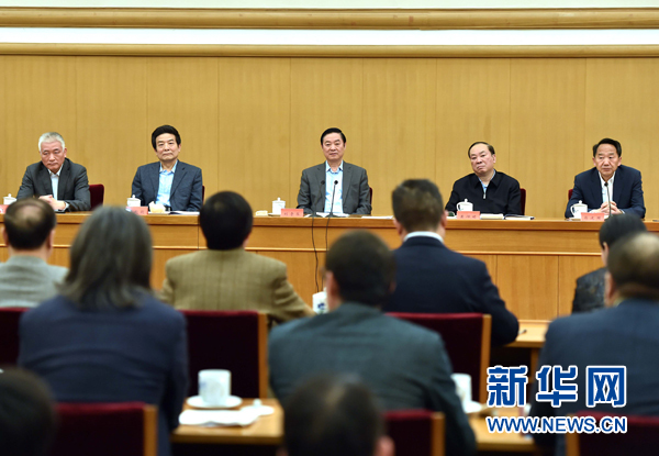 4月8日，中共中央政治局委員、中央書記處書記、中宣部部長劉奇葆在北京同講好中國故事專家學者、文化交流使者研討班學員座談。 新華社記者李濤 攝