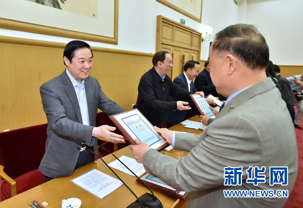 4月8日，中共中央政治局委員、中央書記處書記、中宣部部長劉奇葆在北京同講好中國故事專家學者、文化交流使者研討班學員座談。這是劉奇葆在座談會上向獲得講好中國故事文化交流使者稱號的代表頒發(fā)證書。新華社記者 李濤 攝