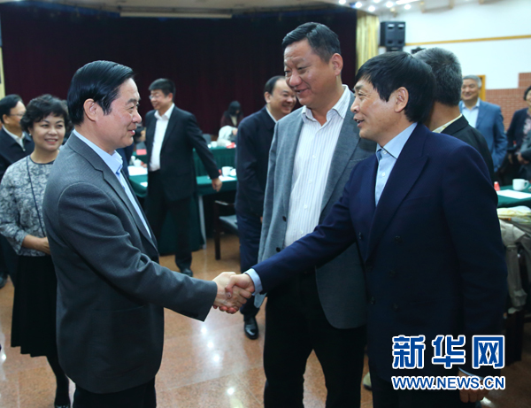 4月12日，中共中央政治局委員、中央書記處書記、中宣部部長劉奇葆在北京出席“走向世界的中國兒童文學(xué)”座談會并講話。這是座談會后，劉奇葆與國際安徒生獎(jiǎng)獲得者、兒童文學(xué)作家曹文軒握手。新華社記者丁海濤攝