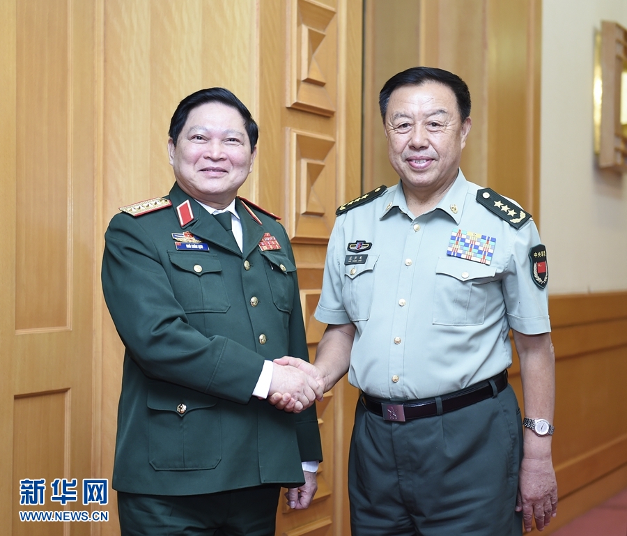 8月29日，中共中央政治局委員、中央軍委副主席范長龍?jiān)诒本娫侥瞎伯a(chǎn)黨中央政治局委員、國防部長吳春歷。 新華社記者張領(lǐng)攝