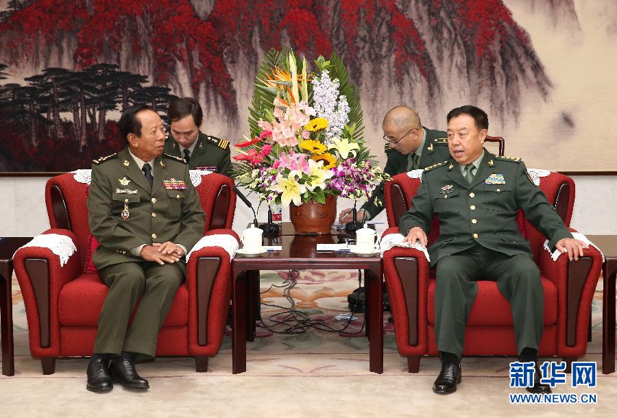 10月13日，中央軍委副主席范長龍在北京會見柬埔寨王國副首相兼國防大臣迪班。 新華社記者 馬占成 攝 
