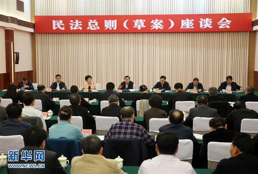 這是11月23日，張德江在成都主持召開座談會，11個省（區(qū)、市）人大常委會負責同志、部分全國人大代表、法律工作者及專家學(xué)者參加會議。新華社記者 劉衛(wèi)兵 攝 