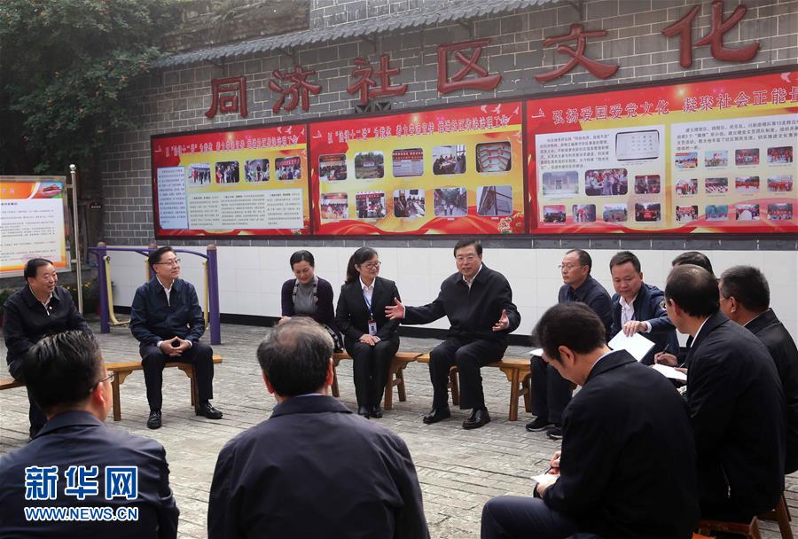 這是11月21日，張德江來到宜賓李莊鎮(zhèn)同濟社區(qū)，了解社區(qū)的工作情況。 新華社記者 劉衛(wèi)兵 攝 