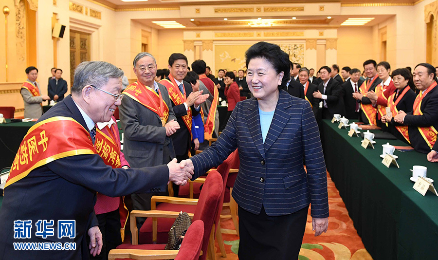 12月29日，中共中央政治局委員、國務(wù)院副總理劉延?xùn)|在北京與中醫(yī)藥高等學(xué)校教學(xué)名師座談。這是座談會前，劉延?xùn)|與獲得表彰的教師握手。新華社記者 張鐸 攝