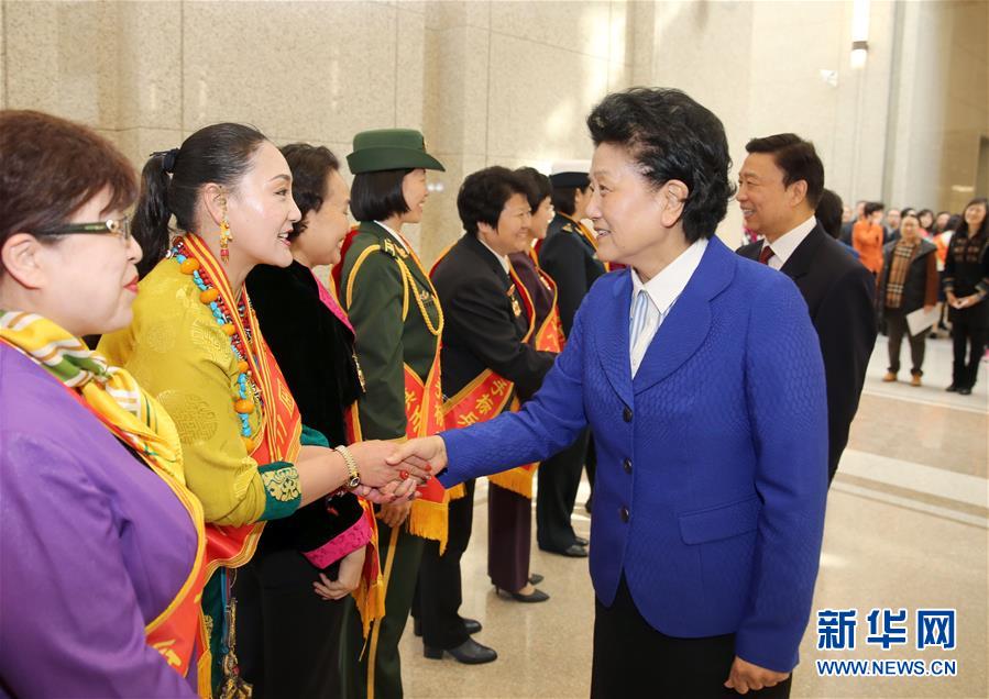 3月8日，由全國婦聯(lián)主辦的“三八”國際婦女節(jié)紀(jì)念暨表彰大會在北京舉行。中共中央政治局委員、國務(wù)院副總理劉延?xùn)|，中共中央政治局委員、國家副主席李源潮會見受表彰的先進(jìn)代表。新華社記者殷剛攝