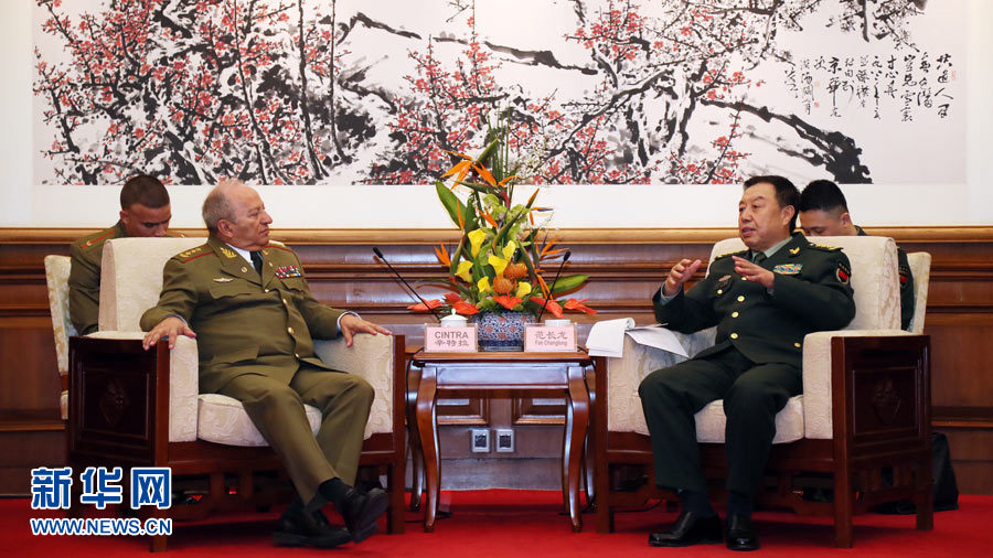 3月28日，中央軍委副主席范長龍?jiān)诒本┽烎~臺(tái)國賓館會(huì)見來華訪問的古巴革命武裝力量部部長萊奧波爾多·辛特拉。 新華社發(fā)（劉芳 攝） 