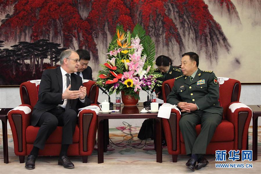 3月31日，中央軍委副主席范長(zhǎng)龍?jiān)诒本?huì)見(jiàn)來(lái)訪的瑞士國(guó)防、民防和體育部長(zhǎng)帕莫蘭。 新華社記者 劉芳 攝