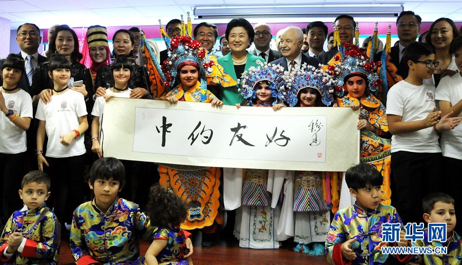 4月20日，在約旦首都安曼，中國國務(wù)院副總理劉延?xùn)|（中）考察TAG孔子學(xué)院。 新華社記者林曉蔚攝