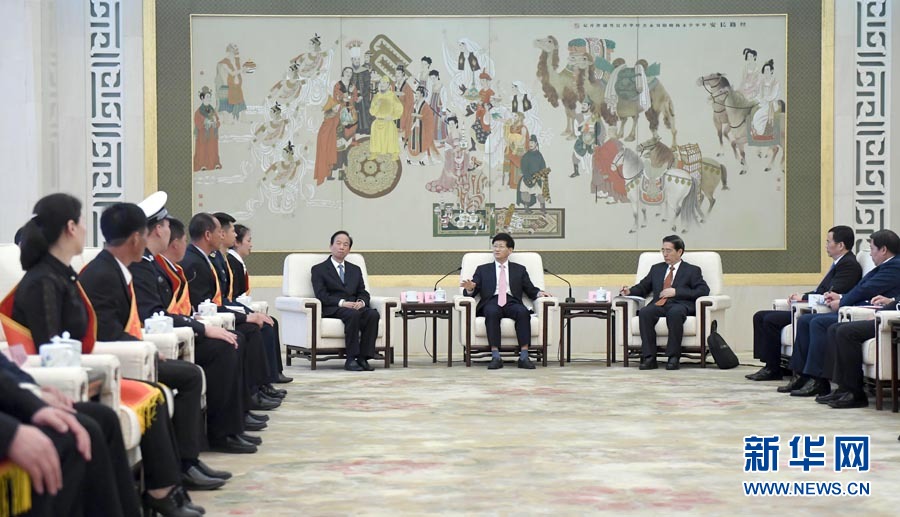 4月24日，第十三屆全國見義勇為英雄模范表彰大會在北京人民大會堂召開。會前，中共中央政治局委員、中央政法委書記孟建柱與見義勇為英雄模范及家屬代表座談。國務委員、公安部部長郭聲琨出席座談會并在表彰大會上講話。新華社記者 張鐸 攝