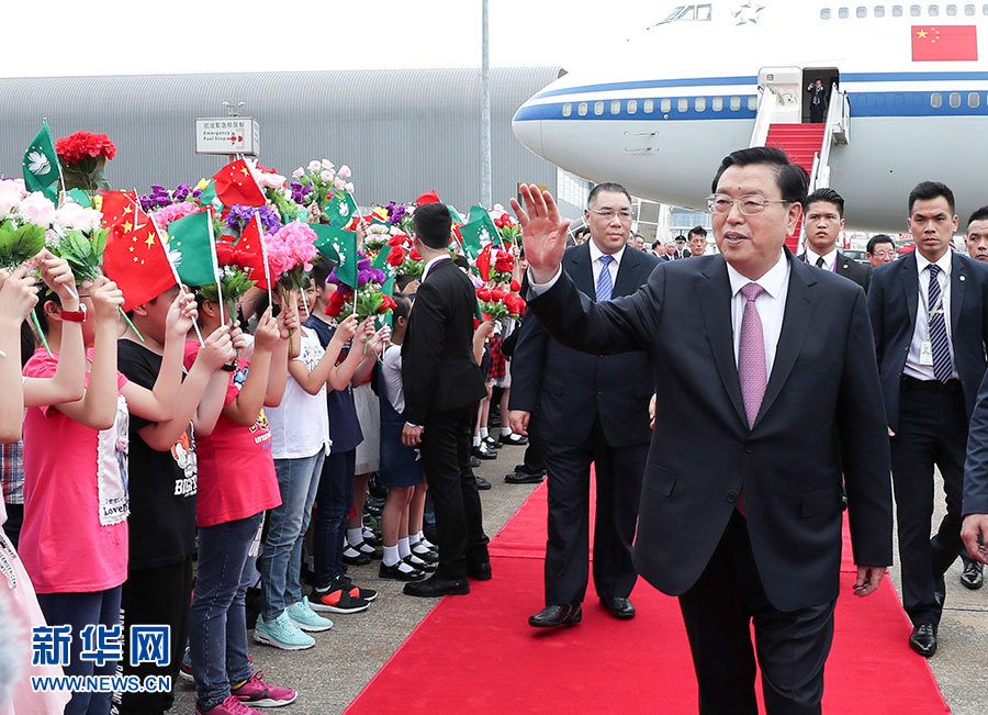 5月8日至10日，中共中央政治局常委、全國(guó)人大常委會(huì)委員長(zhǎng)張德江視察澳門特別行政區(qū)。這是5月8日，張德江抵達(dá)澳門國(guó)際機(jī)場(chǎng)。 新華社記者龐興雷 攝 
