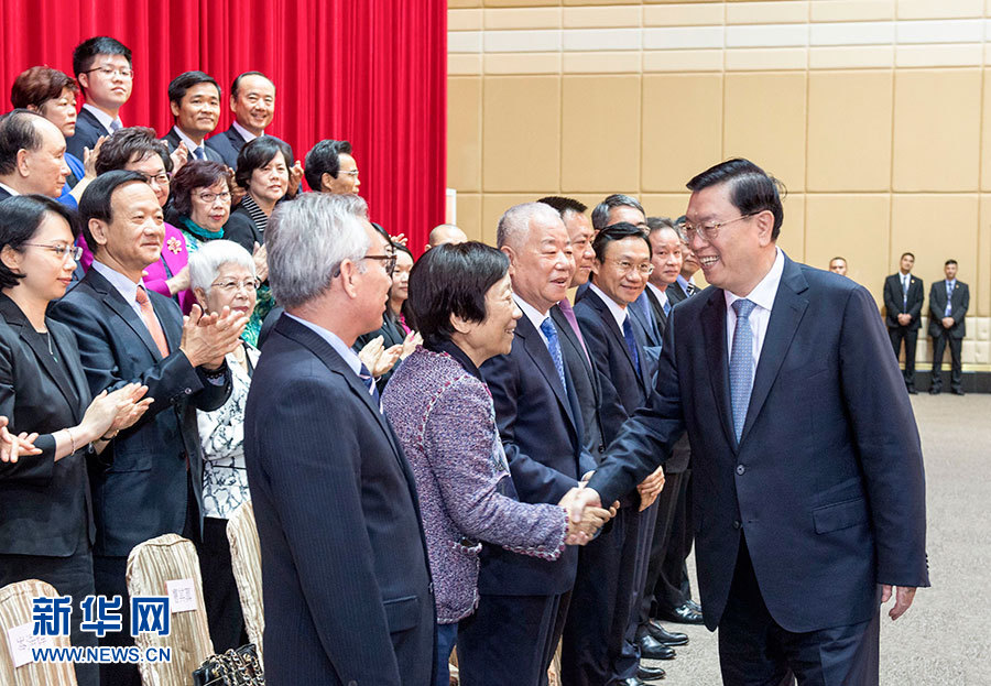5月8日至10日，中共中央政治局常委、全國(guó)人大常委會(huì)委員長(zhǎng)張德江視察澳門特別行政區(qū)。這是5月9日，張德江與澳門社會(huì)各界人士代表座談。新華社記者 李學(xué)仁 攝