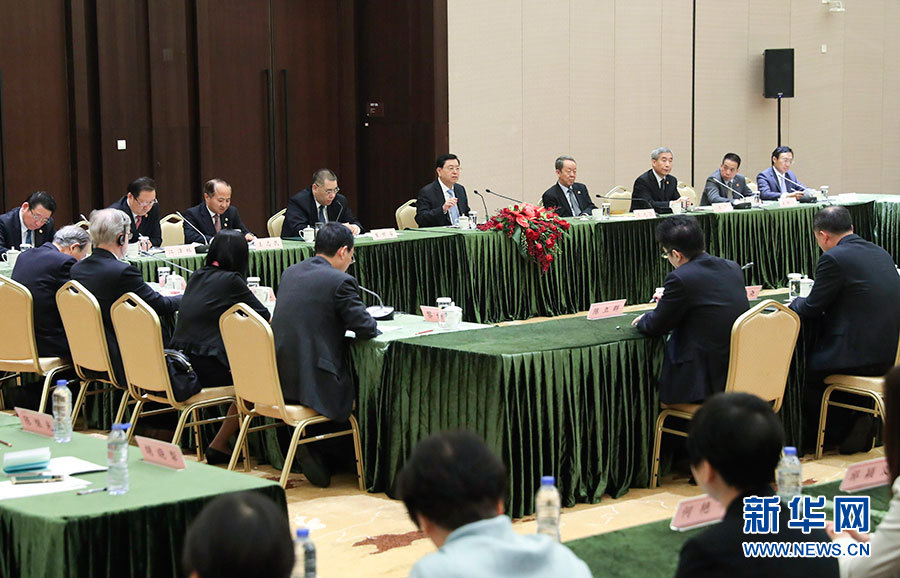 5月8日至10日，中共中央政治局常委、全國(guó)人大常委會(huì)委員長(zhǎng)張德江視察澳門特別行政區(qū)。這是5月10日，張德江與教育工作者和學(xué)生代表座談。新華社記者 龐興雷 攝