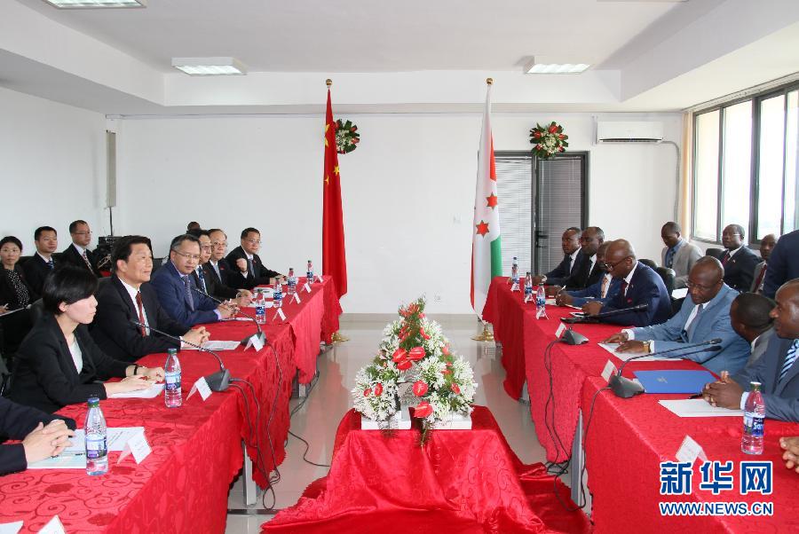 5月11日，中國(guó)國(guó)家副主席李源潮在布瓊布拉與布隆迪第一副總統(tǒng)辛迪姆沃和第二副總統(tǒng)布托雷舉行會(huì)談。 新華社記者呂天然攝 
