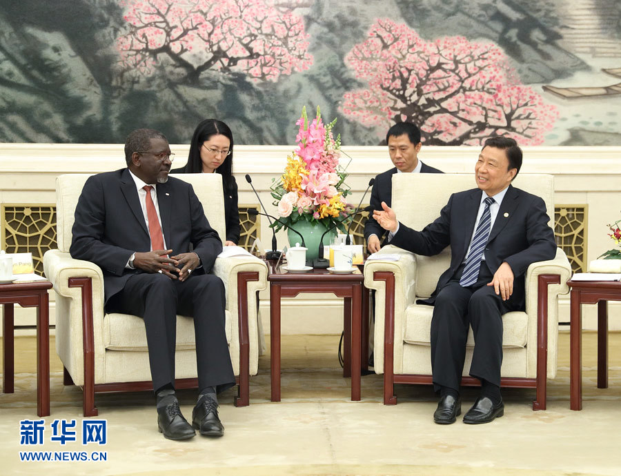 5月15日，國家副主席、中國紅十字會名譽(yù)會長李源潮在北京會見來華出席“一帶一路”國際合作高峰論壇的紅十字會與紅新月會國際聯(lián)合會秘書長阿西。新華社記者 王曄 攝