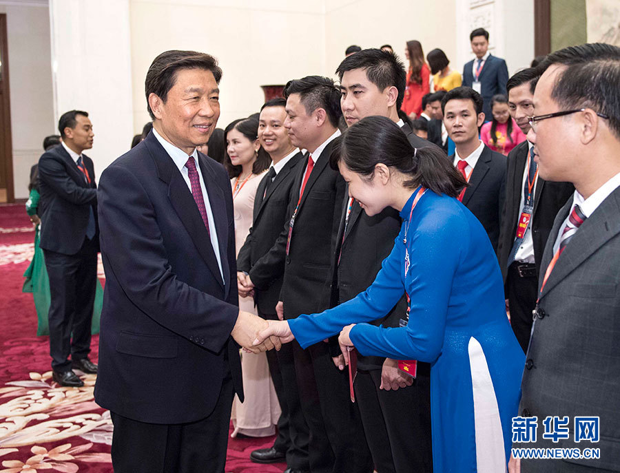 5月22日，中共中央政治局委員、國(guó)家副主席李源潮在北京會(huì)見(jiàn)越南胡志明共青團(tuán)中央書(shū)記處第一書(shū)記黎國(guó)鋒率領(lǐng)的越南青年代表團(tuán)。 新華社記者李濤 攝