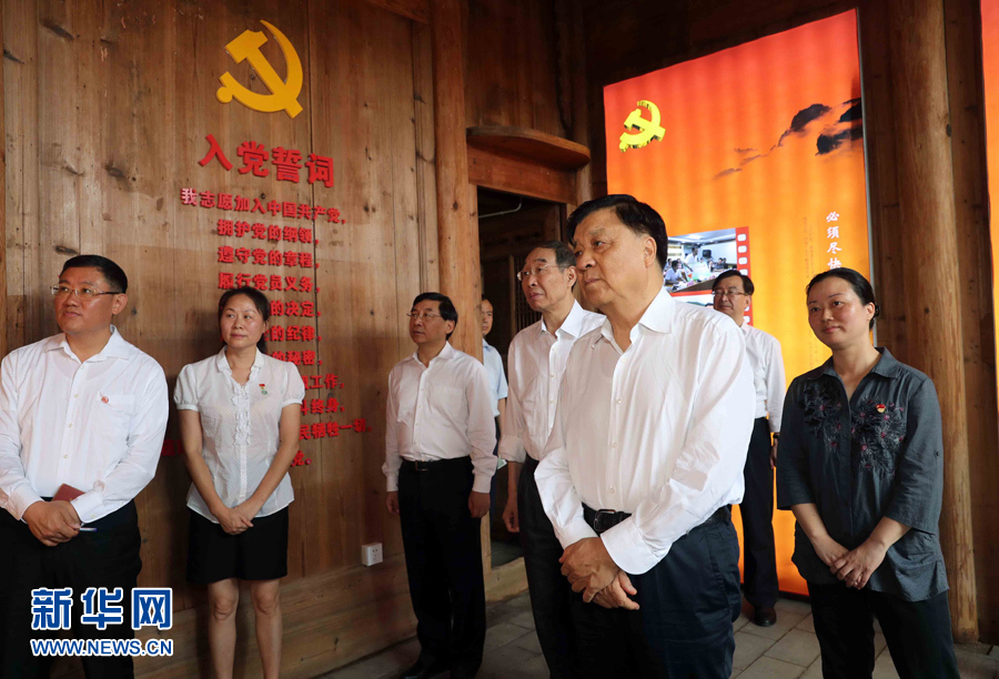 6月8日至10日，中共中央政治局常委、中央書記處書記劉云山在福建調(diào)研。這是6月9日，劉云山專程來到政和縣石圳村，深入了解廖俊波的事跡。新華社記者 劉衛(wèi)兵 攝