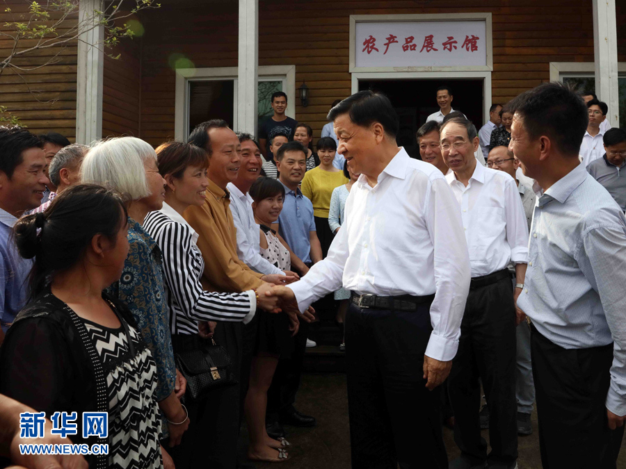 6月8日至10日，中共中央政治局常委、中央書記處書記劉云山在福建調(diào)研。這是6月9日，劉云山在周寧縣上洋村與村民親切交談。新華社記者 劉衛(wèi)兵 攝