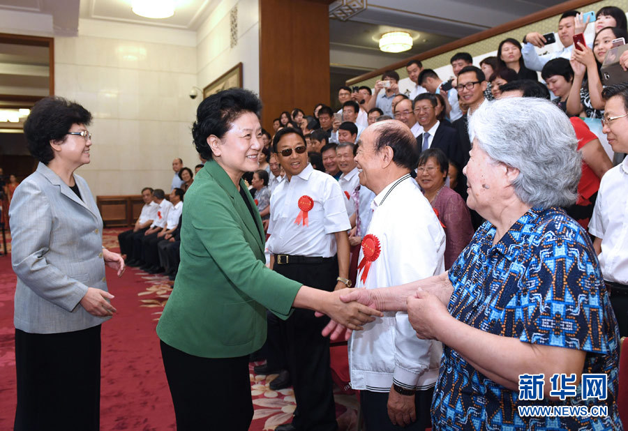 6月16日，中共中央政治局委員、國務(wù)院副總理劉延?xùn)|在北京看望出席中國人口福利基金會(huì)成立30周年座談會(huì)的歷屆“中華人口獎(jiǎng)”獲獎(jiǎng)?wù)叽?。新華社記者 饒愛民 攝