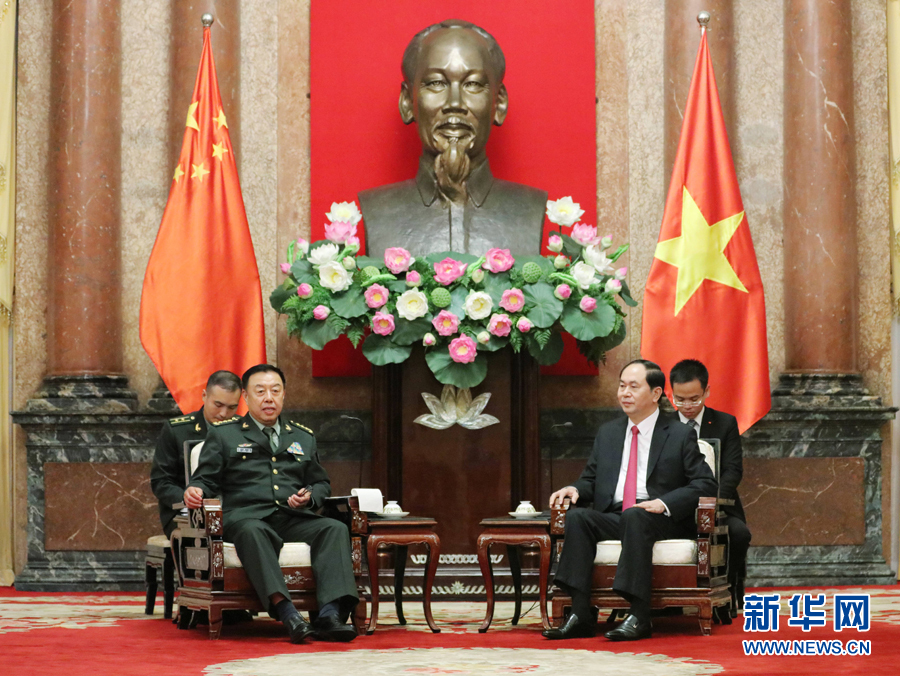6月18日，在越南首都河內(nèi)，正在越南訪問(wèn)的中央軍委副主席范長(zhǎng)龍（左前）會(huì)見(jiàn)越南國(guó)家主席陳大光（右前）。 新華社發(fā)（李曉偉攝）