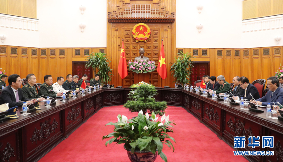 6月18日，在越南首都河內(nèi)，正在越南訪問(wèn)的中央軍委副主席范長(zhǎng)龍（左三）會(huì)見(jiàn)越南政府總理阮春福（右三）。 新華社發(fā)（李曉偉攝）