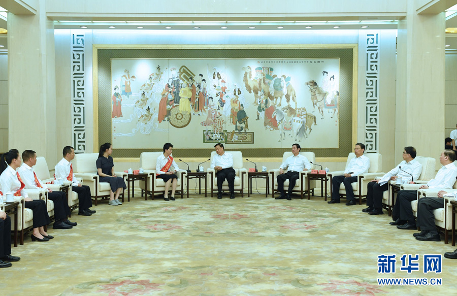 6月21日，廖俊波同志先進(jìn)事跡報(bào)告會(huì)在北京人民大會(huì)堂舉行。報(bào)告會(huì)前，中共中央政治局常委、中央書(shū)記處書(shū)記劉云山會(huì)見(jiàn)報(bào)告團(tuán)成員，代表習(xí)近平總書(shū)記，代表黨中央，向廖俊波同志家屬表示親切慰問(wèn)，并頒發(fā)黨中央追授廖俊波同志“全國(guó)優(yōu)秀共產(chǎn)黨員”證書(shū)、獎(jiǎng)?wù)隆Ｐ氯A社記者 饒愛(ài)民 攝