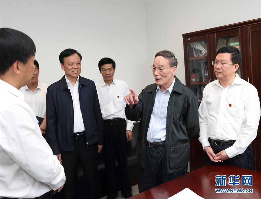 6月20日至22日，中共中央政治局常委、中央紀(jì)委書記王岐山在貴州省檢查紀(jì)檢監(jiān)察工作。這是6月21日，王岐山在省紀(jì)委與紀(jì)檢監(jiān)察干部親切交流。新華社記者 王曄 攝
