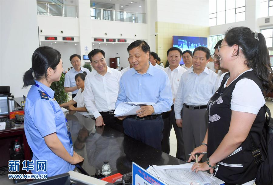 6月22日至24日，中共中央政治局常委、中央書記處書記劉云山在遼寧調(diào)研。這是6月22日，劉云山在中國（遼寧）自貿(mào)試驗(yàn)區(qū)營口片區(qū)與干部群眾深入交流。新華社記者 張鐸 攝