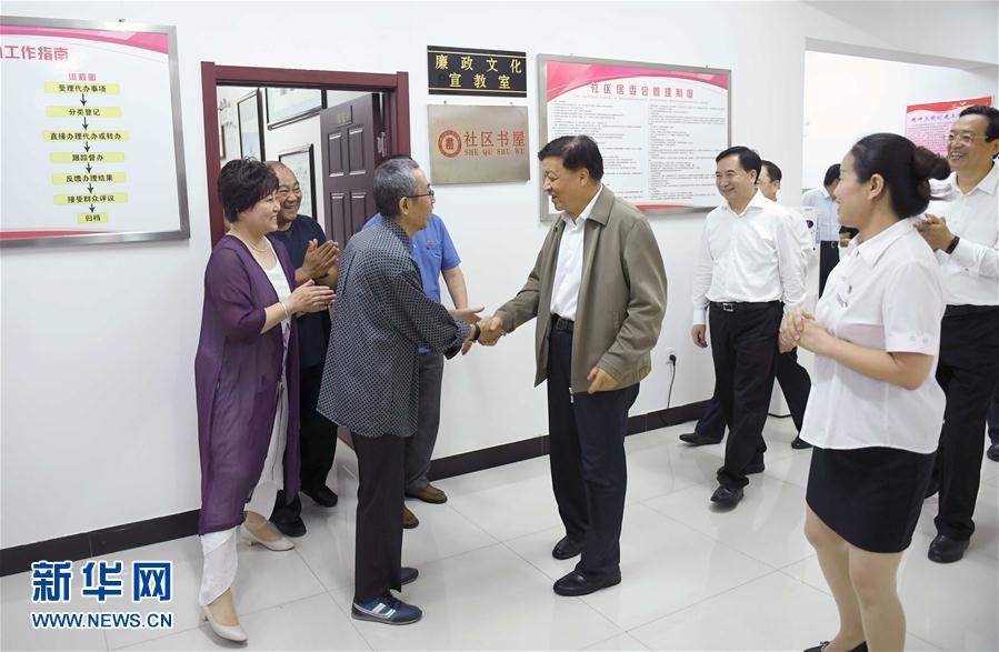 6月22日至24日，中共中央政治局常委、中央書記處書記劉云山在遼寧調(diào)研。這是6月23日，劉云山在錦州市西街社區(qū)與干部群眾深入交流。新華社記者 張鐸 攝
