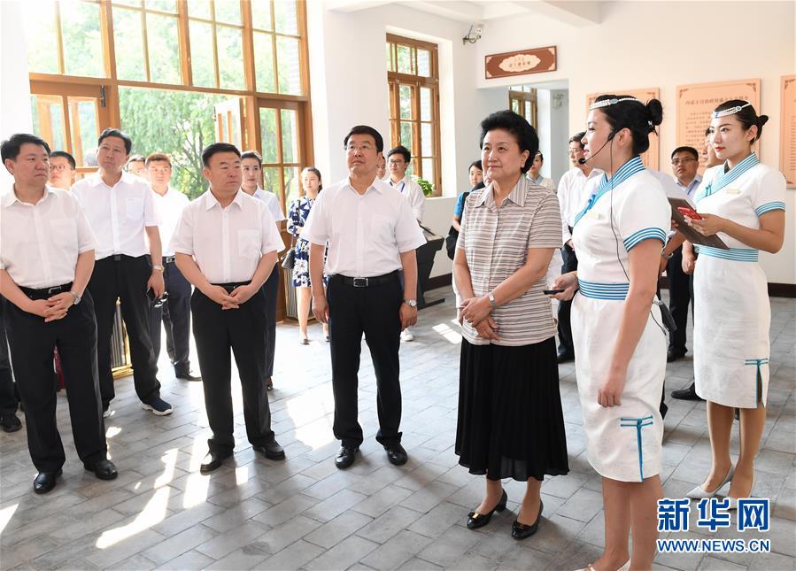 6月25日，全國(guó)民族團(tuán)結(jié)進(jìn)步創(chuàng)建經(jīng)驗(yàn)交流現(xiàn)場(chǎng)會(huì)在內(nèi)蒙古興安盟召開，中共中央政治局委員、國(guó)務(wù)院副總理劉延?xùn)|出席會(huì)議并講話。在內(nèi)蒙古期間，劉延?xùn)|考察內(nèi)蒙古人民代表會(huì)議舊址即“五一會(huì)址”，深入社區(qū)看望各族干部群眾。這是劉延?xùn)|考察“五一會(huì)址”。新華社記者 陳曄華 攝