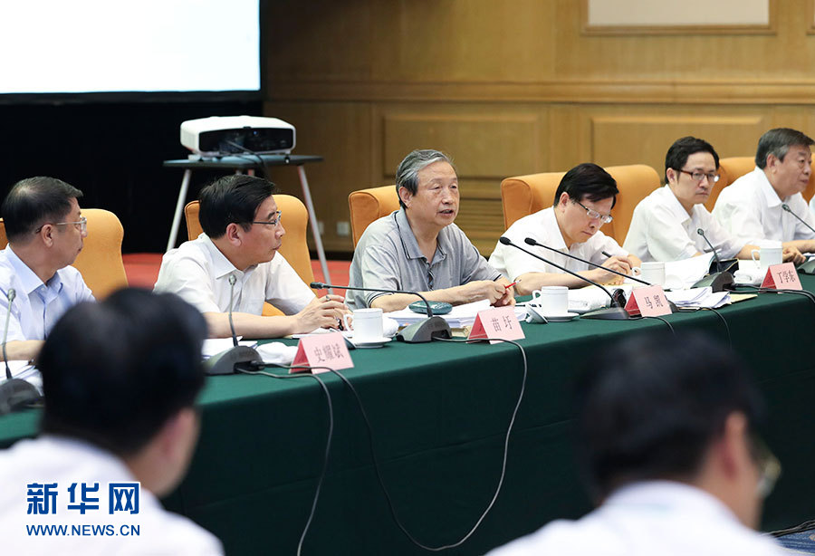 近日，中共中央政治局委員、國務(wù)院副總理馬凱在北京調(diào)研新能源汽車產(chǎn)業(yè)發(fā)展。這是7月4日，馬凱在北京深入新能源汽車充換電設(shè)施、充電服務(wù)平臺、分時租賃等單位調(diào)研，并主持召開推廣應(yīng)用座談會。新華社記者 龐興雷 攝