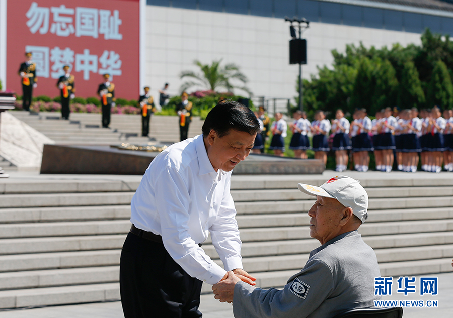 7月7日，紀念全民族抗戰(zhàn)爆發(fā)80周年儀式在中國人民抗日戰(zhàn)爭紀念館舉行。中共中央政治局常委、中央書記處書記劉云山出席儀式并講話。這是儀式開始前，劉云山與老八路代表握手。新華社記者崔新鈺攝