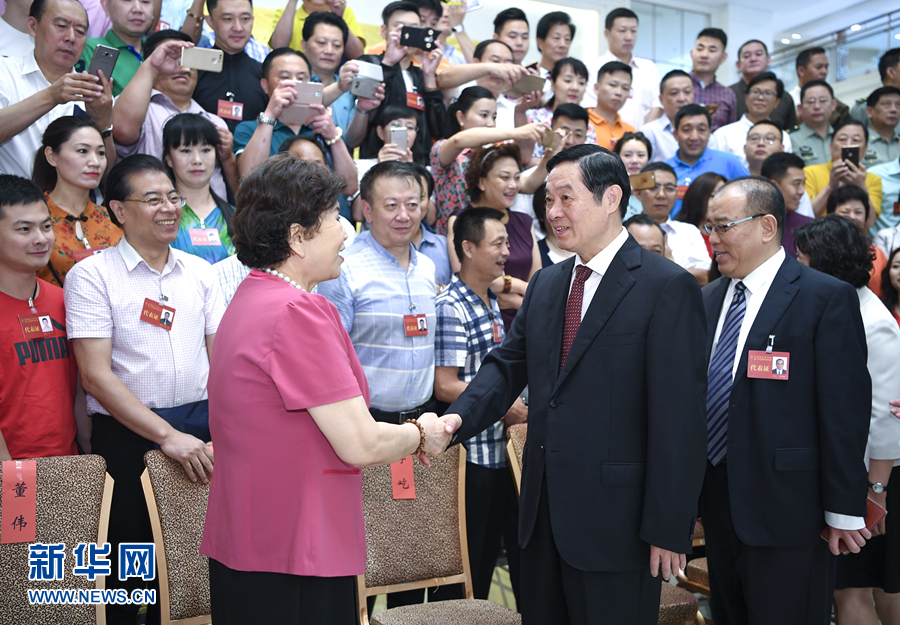 7月19日，中國曲藝家協(xié)會第八次全國代表大會在北京召開。中共中央政治局委員、中央書記處書記、中宣部部長劉奇葆出席開幕式并講話。這是開幕式前，劉奇葆接見與會代表。新華社記者 張領 攝