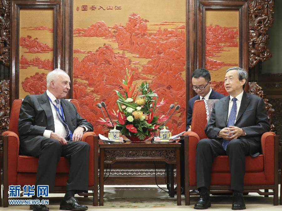 7月20日，國務(wù)院副總理馬凱在北京中南海紫光閣會(huì)見以澳大利亞前總理基廷為主席的國家開發(fā)銀行國際顧問委員會(huì)成員。 新華社記者丁林?jǐn)z