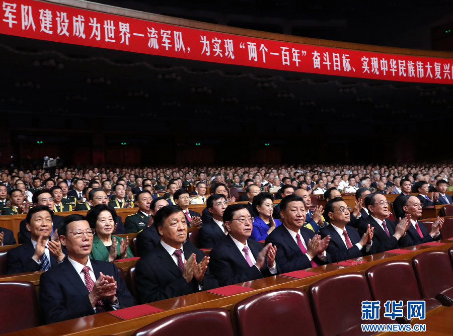 7月28日，慶祝中國人民解放軍建軍90周年文藝晚會《在黨的旗幟下》在北京人民大會堂舉行。中共中央總書記、國家主席、中央軍委主席習近平和李克強、張德江、俞正聲、劉云山、王岐山、張高麗等黨和國家領導人，與首都3000多名各界群眾一起觀看演出。新華社記者 馬占成 攝