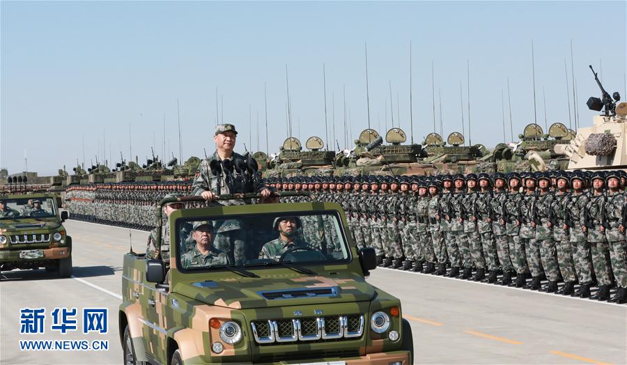 7月30日上午，慶祝中國人民解放軍建軍90周年閱兵在朱日和聯(lián)合訓(xùn)練基地隆重舉行。中共中央總書記、國家主席、中央軍委主席習(xí)近平檢閱部隊(duì)并發(fā)表重要講話。這是習(xí)近平乘車檢閱部隊(duì)。新華社記者 李剛 攝