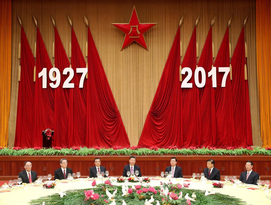 7月31日，中華人民共和國(guó)國(guó)防部在北京人民大會(huì)堂舉行盛大招待會(huì)，熱烈慶祝中國(guó)人民解放軍建軍90周年。中共中央總書記、國(guó)家主席、中央軍委主席習(xí)近平和李克強(qiáng)、張德江、俞正聲、劉云山、王岐山、張高麗等黨和國(guó)家領(lǐng)導(dǎo)人出席招待會(huì)。新華社記者 鞠鵬 攝