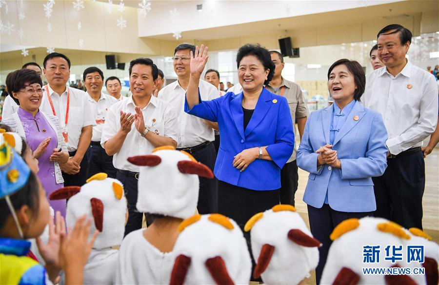 8月9日，中共中央政治局委員、國務院副總理、中央代表團副團長劉延東率中央代表團二分團到赤峰看望慰問各族干部群眾。這是劉延東在赤峰市青少年宮與青少年熱烈互動。新華社記者 連振 攝