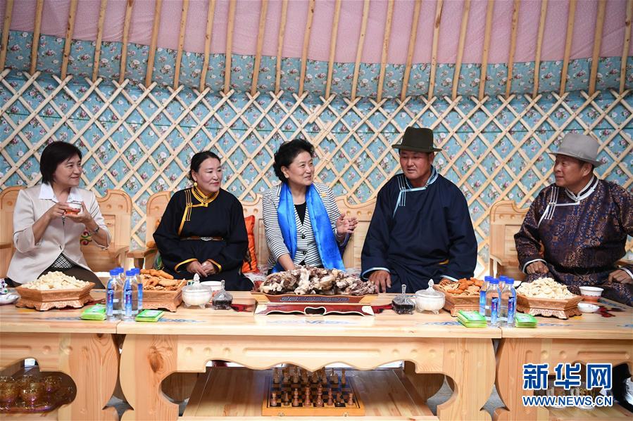 8月10日，中共中央政治局委員、國務(wù)院副總理、中央代表團(tuán)副團(tuán)長劉延?xùn)|率中央代表團(tuán)二分團(tuán)來到呼倫貝爾，把以習(xí)近平同志為核心的黨中央的親切關(guān)懷和全國人民的美好祝福帶給當(dāng)?shù)馗髯甯刹咳罕姟＿@是劉延?xùn)|在呼倫貝爾市陳巴爾虎旗與當(dāng)?shù)啬撩裼H切交談。新華社記者 連振 攝