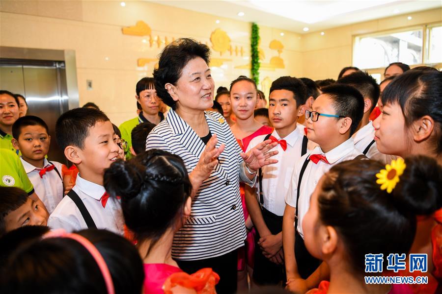 8月10日，中共中央政治局委員、國務(wù)院副總理、中央代表團(tuán)副團(tuán)長劉延?xùn)|率中央代表團(tuán)二分團(tuán)來到呼倫貝爾，把以習(xí)近平同志為核心的黨中央的親切關(guān)懷和全國人民的美好祝福帶給當(dāng)?shù)馗髯甯刹咳罕?。這是劉延?xùn)|在呼倫貝爾市兒童福利院與孩子們?cè)谝黄?。新華社記者 連振 攝
