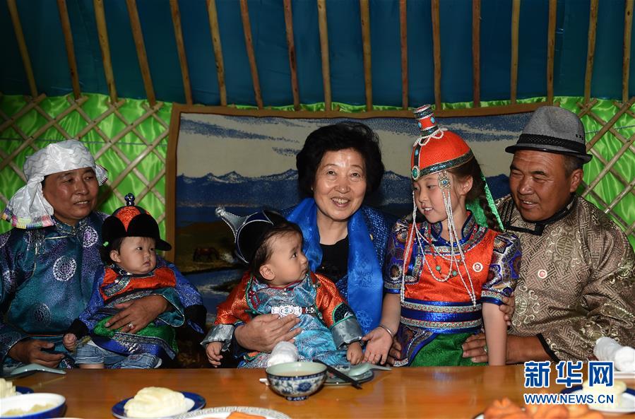 8月11日，帶著以習(xí)近平同志為核心的黨中央的親切關(guān)懷和全國各族人民的美好祝福，中共中央政治局委員、中央統(tǒng)戰(zhàn)部部長、中央代表團(tuán)副團(tuán)長孫春蘭率中央代表團(tuán)三分團(tuán)在錫林郭勒盟看望各族干部群眾，共同慶祝內(nèi)蒙古自治區(qū)成立70周年。這是孫春蘭在錫林浩特市寶力根蘇木牧民巴·巴特爾（右一）家中看望。新華社記者 任軍川 攝