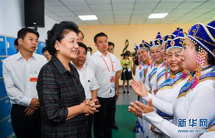 8月11日，中共中央政治局委員、國(guó)務(wù)院副總理、中央代表團(tuán)副團(tuán)長(zhǎng)劉延?xùn)|率中央代表團(tuán)二分團(tuán)，看望慰問(wèn)烏蘭察布各族干部群眾，轉(zhuǎn)達(dá)以習(xí)近平同志為核心的黨中央的親切關(guān)懷和全國(guó)人民的美好祝愿。這是劉延?xùn)|在考察察哈爾社區(qū)時(shí)與居民們親切交談。新華社記者 連振 攝