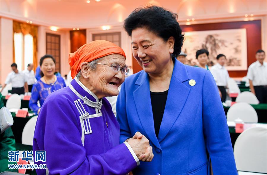 8月11日，中共中央政治局委員、國(guó)務(wù)院副總理、中央代表團(tuán)副團(tuán)長(zhǎng)劉延?xùn)|率中央代表團(tuán)二分團(tuán)，看望慰問(wèn)烏蘭察布各族干部群眾，轉(zhuǎn)達(dá)以習(xí)近平同志為核心的黨中央的親切關(guān)懷和全國(guó)人民的美好祝愿。這是劉延?xùn)|在出席烏蘭察布市慶祝內(nèi)蒙古自治區(qū)成立70周年座談會(huì)后，與“草原母親”都貴瑪親切交談。新華社記者 連振 攝