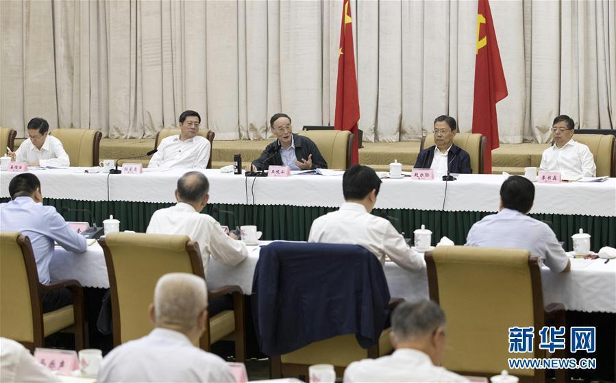 9月3日至5日，中共中央政治局常委、中央紀(jì)委書(shū)記、中央巡視工作領(lǐng)導(dǎo)小組組長(zhǎng)王岐山在湖南省調(diào)研并主持召開(kāi)巡察工作座談會(huì)。這是9月4日，王岐山在長(zhǎng)沙主持召開(kāi)巡察工作座談會(huì)。新華社記者 王曄 攝

