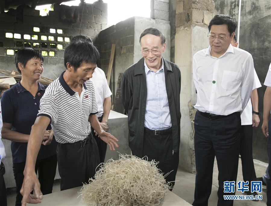 9月3日至5日，中共中央政治局常委、中央紀(jì)委書(shū)記、中央巡視工作領(lǐng)導(dǎo)小組組長(zhǎng)王岐山在湖南省調(diào)研并主持召開(kāi)巡察工作座談會(huì)。這是9月4日，王岐山在瀏陽(yáng)市官橋鎮(zhèn)石灰嘴村貧困戶家中了解脫貧情況。新華社記者 王曄 攝


