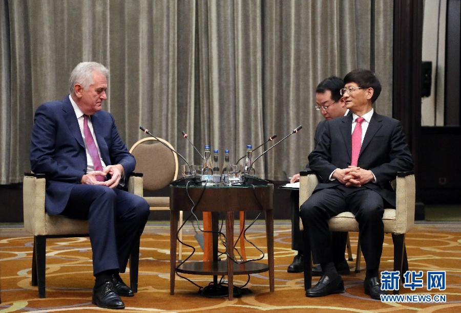 9月11日，在塞爾維亞首都貝爾格萊德，習(xí)近平主席特使、中共中央政治局委員、中央政法委書記孟建柱（右）會見塞爾維亞前總統(tǒng)尼科利奇（左）。新華社記者王慧娟攝