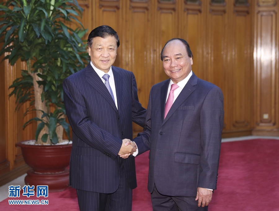 應(yīng)越南共產(chǎn)黨邀請，中共中央政治局常委、中央書記處書記劉云山9月18日至19日對越南進行正式訪問。這是9月19日，劉云山在河內(nèi)會見越南總理阮春福。 新華社記者 丁林 攝