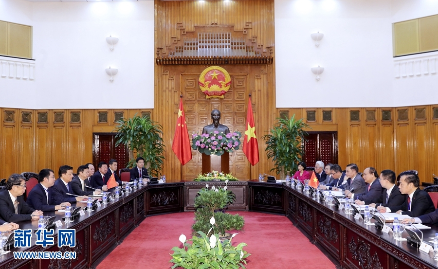 應(yīng)越南共產(chǎn)黨邀請，中共中央政治局常委、中央書記處書記劉云山9月18日至19日對越南進行正式訪問。這是9月19日，劉云山在河內(nèi)會見越南總理阮春福。 新華社記者 丁林 攝